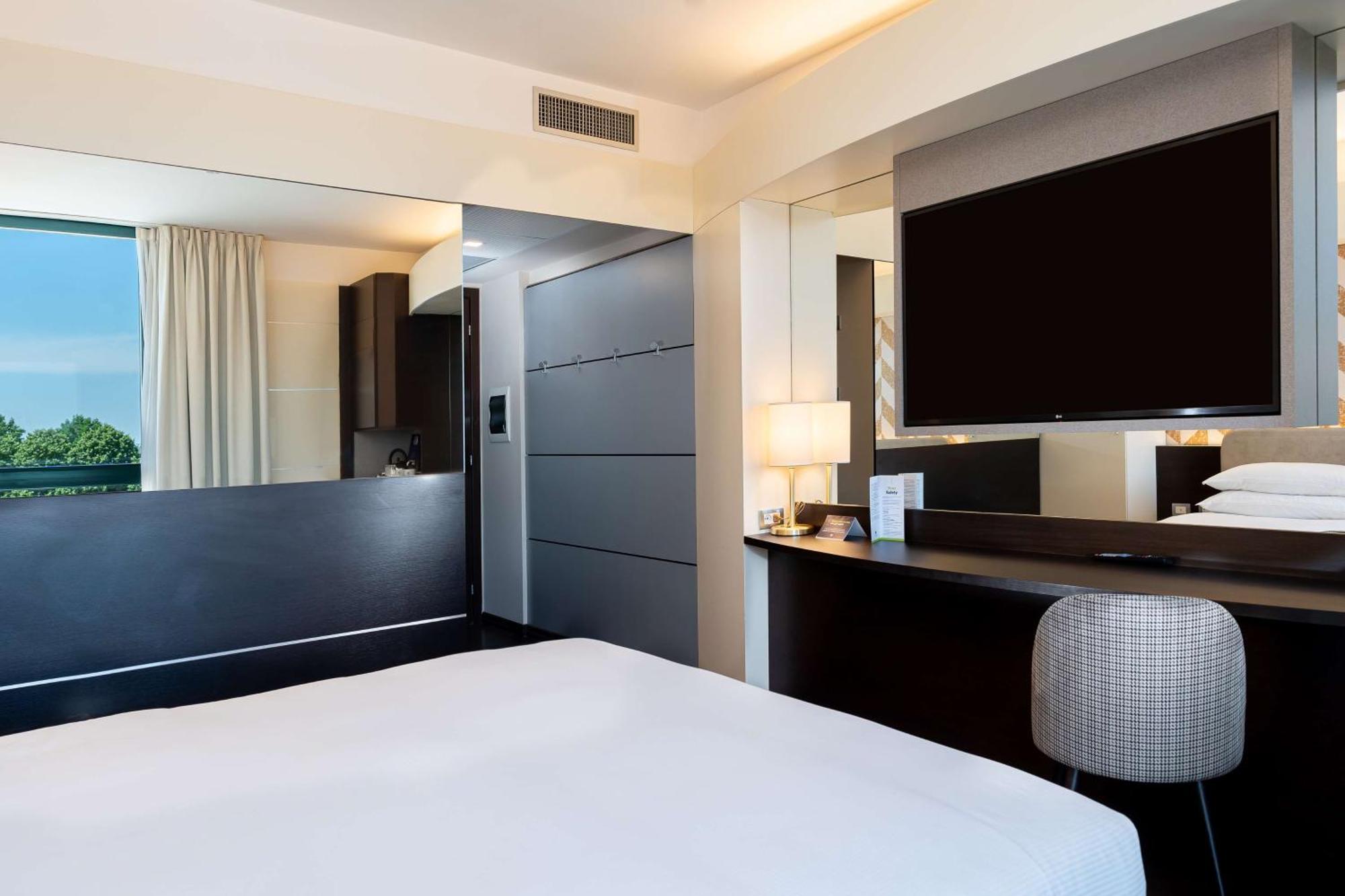 Doubletree By Hilton Milan Malpensa Solbiate Olona Hotel Exterior photo