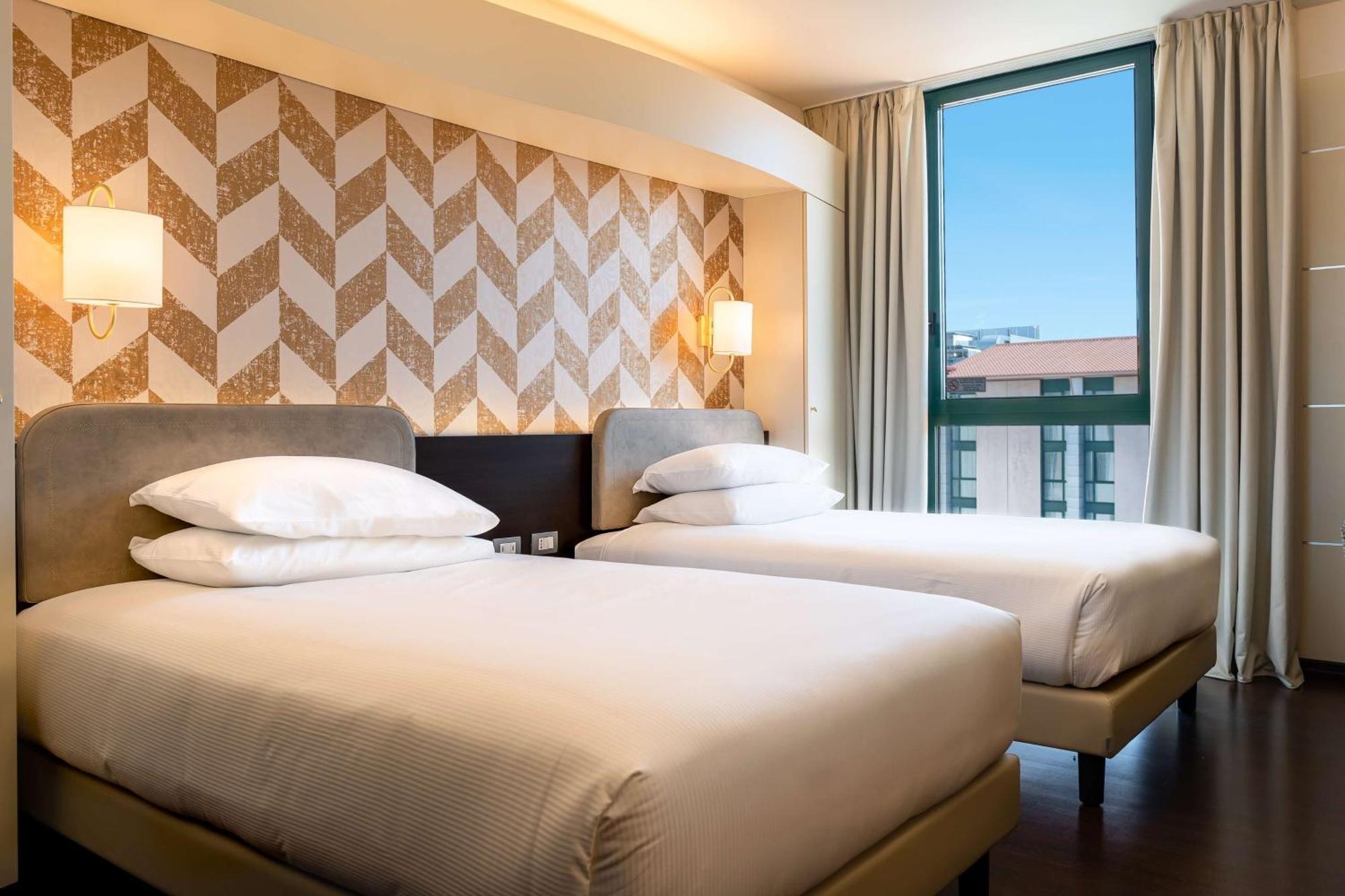 Doubletree By Hilton Milan Malpensa Solbiate Olona Hotel Exterior photo