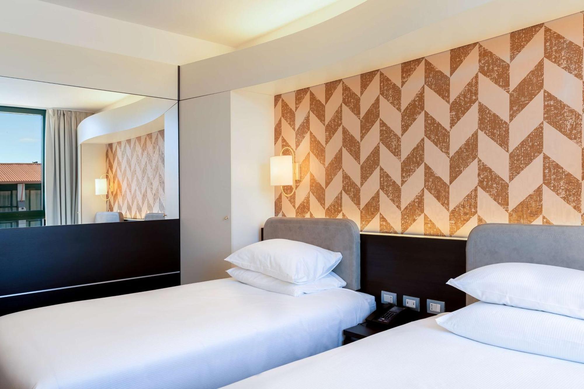 Doubletree By Hilton Milan Malpensa Solbiate Olona Hotel Exterior photo