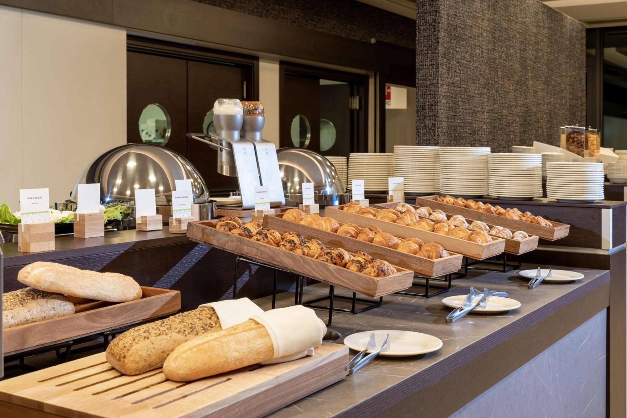 Doubletree By Hilton Milan Malpensa Solbiate Olona Hotel Exterior photo